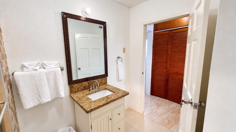 Grand Pavilion ensuite bathroom vanity with towels and closet area at Da Villa Juanita