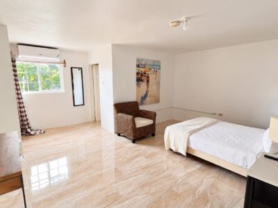 Grand Pavilion upper bedroom with TV, air conditioning and seating at Da Villa Juanita