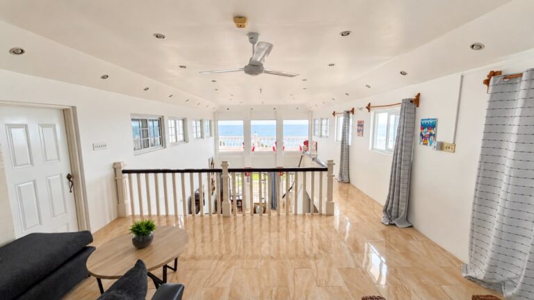 Grand Pavilion upper landing lounge with ocean view at Da Villa Juanita