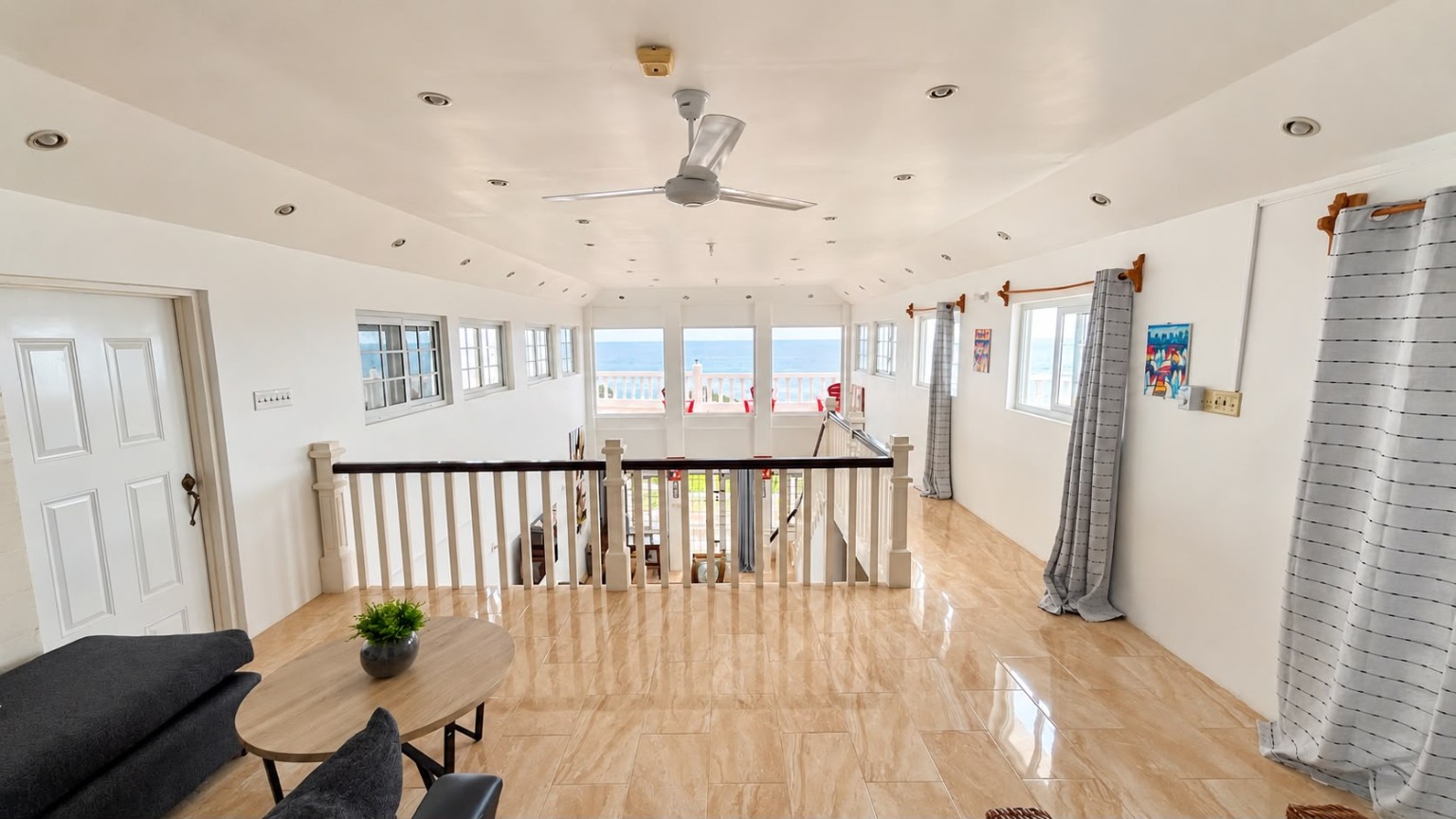 Grand Pavilion upper landing lounge with ocean view at Da Villa Juanita